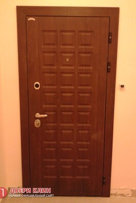 Входная металлическая дверь с МДФ панелью коричневого цвета