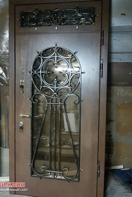 Парадная дверь со стеклом и элементами ковки