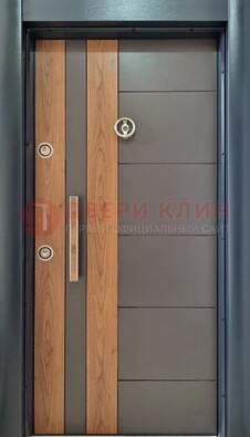 Коричневая входная дверь c МДФ панелью ЧД-01 в частный дом в Сертолово