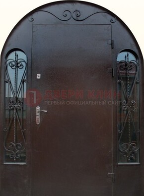 Арочная дверь со стеклом и ковкой ДА-16 под старину в Сертолово