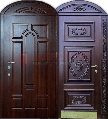 Стильная железная арочная дверь с декоративным элементом ДА-24 в Сертолово