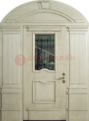 Белая входная дверь массив со стеклом и ковкой ДА-49 в Сертолово