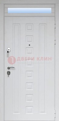 Белая металлическая дверь с фрамугой для коттеджа ДФГ-21 в Сертолово