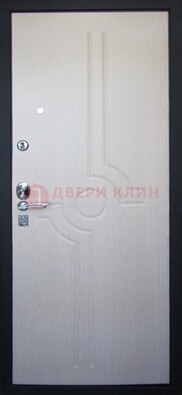 Белая металлическая дверь с МДФ ДМ-172 в квартиру в Сертолово