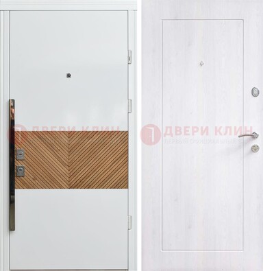 Белая железная дверь МДФ горизонтальной вставкой ДМ-265 в Сертолово