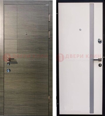 Стальная белая дверь c МДФ с молдингами ДМ-266 в Сертолово