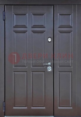 Тёмная двухстворчатая входная дверь для коттеджа с МДФ ДМ-533 в Сертолово