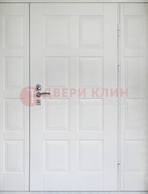 Белая входная дверь для коттеджа с МДФ ДМ-536 в Сертолово