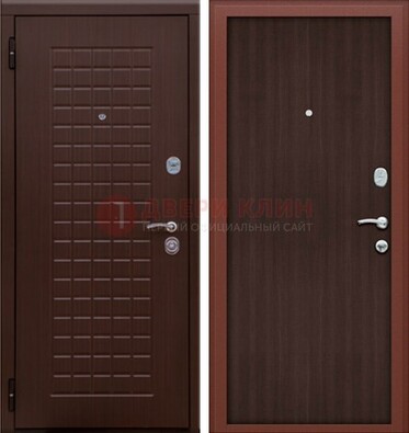Коричневая металлическая дверь с МДФ ДМ-78 в квартиру в Сертолово