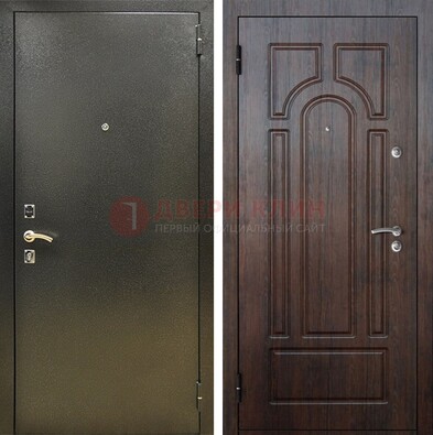 Железная темно-серая дверь с порошковым напылением и МДФ Тисненый орех ДП-275 в Сертолово