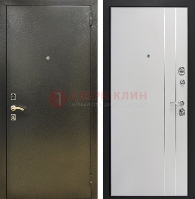 Железная темная дверь с порошковым покрытием и белая МДФ с молдингами  ДП-296 в Сертолово