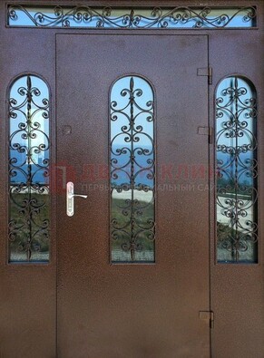 Железная парадная дверь со стеклом и ковкой ДПР-16 для общественных зданий в Сертолово