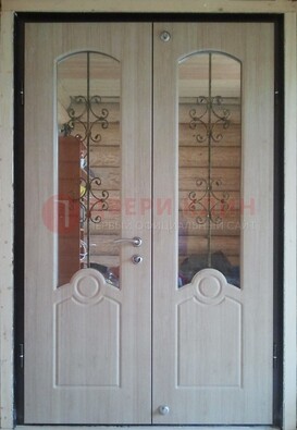 Парадная дверь со стеклянными вставками и ковкой ДПР-23 в деревянный дом в Сертолово