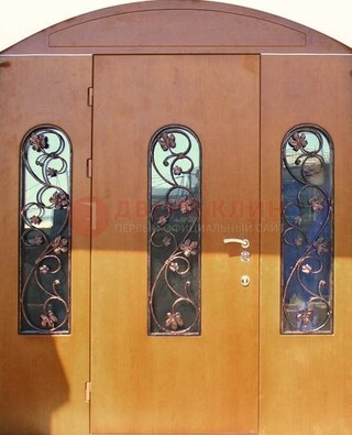Парадная дверь со стеклянными вставками и ковкой ДПР-28 в общественное здание в Сертолово