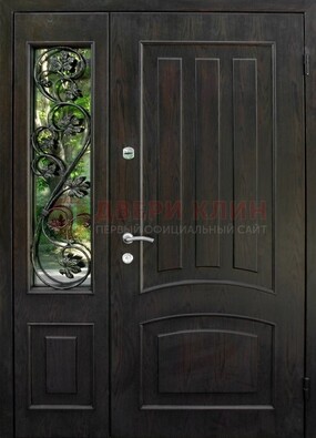 Парадная дверь со стеклянными вставками и ковкой ДПР-31 в кирпичный дом в Сертолово