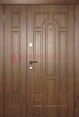 Двухстворчатая коричневая парадная дверь ДПР-48 в Сертолово