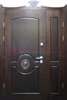 Коричневая парадная дверь с украшением ДПР-52 с утеплением в Сертолово