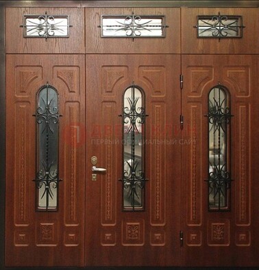 Парадная дверь с металлическими вставками и ковкой ДПР-72 в дом в Сертолово