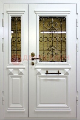 Белая парадная металлическая дверь со стеклом и ковкой ДПР-83 в Сертолово