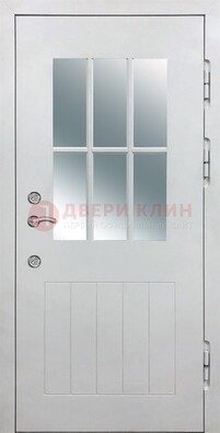 Белая уличная дверь со стеклом ДС-30 в Сертолово