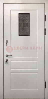 Белая железная дверь со стеклом и ковкой ДС-42 в Чебоксарах