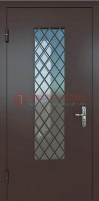 Темная металлическая дверь с решеткой и стеклом ДС-7 в Сертолово