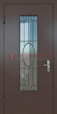 Коричневая наружная железная дверь со стеклом и ковкой ДСК-100 в Сертолово