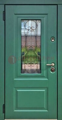 Зеленая металлическая дверь со стеклом и ковкой ДСК-113 в Петрозаводске