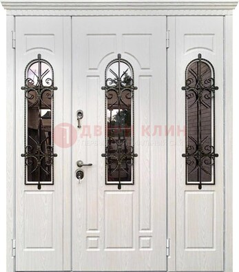 Белая распашная стальная дверь со стеклом и ковкой ДСК-125 в Сертолово