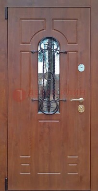 Темная железная дверь со стеклом и ковкой в коричневом цвете ДСК-154 в Сертолово