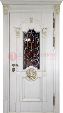 Белая железная дверь со стеклом и ковкой для кирпичного дома ДСК-155 в Сертолово