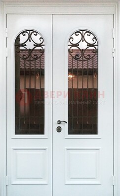 Белая стальная дверь стекло с ковкой и филенкой ДСК-201 в Сертолово