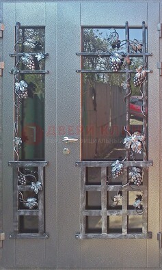 Распашная уличная дверь Порошок со стеклом и ковкой ДСК-221 в Сертолово