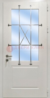 Белая простая железная дверь Винорит со стеклом и ковкой ДСК-257 в Сертолово