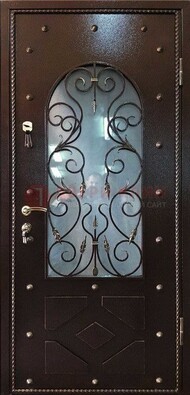 Влагостойкая дверь со стеклом и ковкой с декором ДСК-37 в Сертолово
