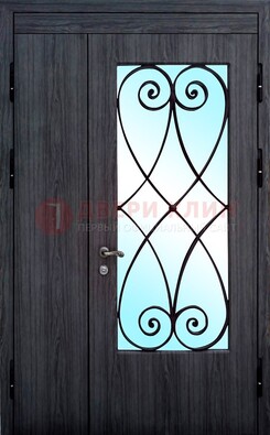 Стальная дверь со стеклом и ковкой ДСК-69 в деревянный дом в Сертолово
