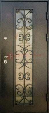 Входная дверь Дверь со стеклом и ковкой черного цвета ДСК-76 для веранды в Сертолово