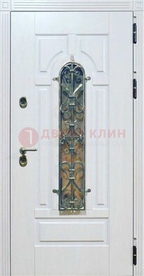 Белая остекленная металлическая дверь с ковкой ДСК-98 в Сертолово