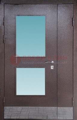 Коричневая тамбурная дверь со стеклянными вставками ДТМ-21 в Сертолово