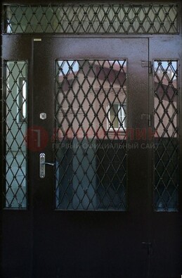 Коричневая тамбурная дверь со стеклянными вставками и ковкой ДТМ-32 в Сертолово