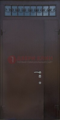 Коричневая тамбурная дверь со стеклянными вставками и ковкой ДТМ-39 в Перми