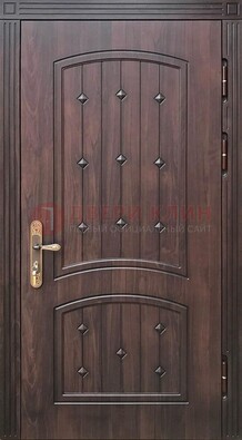 Коричневая уличная дверь с виноритом для дома ДВТ-235 в Сертолово