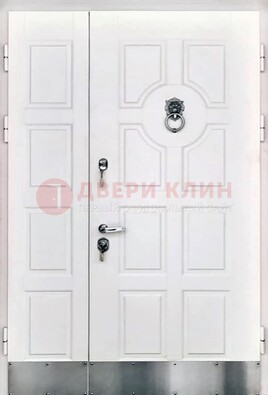 Белая входная дверь с виноритом ДВТ-246 в Сертолово