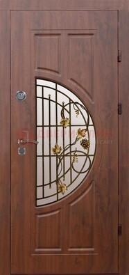 Стальная коричневая дверь с виноритом и ковкой ДВТ-82 в Сертолово