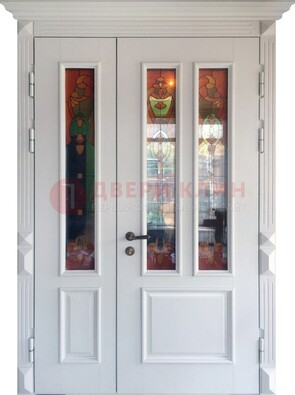 Белая полуторная металлическая дверь с витражом ВЖ-12 в Сертолово