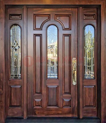 Железная классическая дверь с массивом дуба и витражом ВЖ-18 в Сертолово
