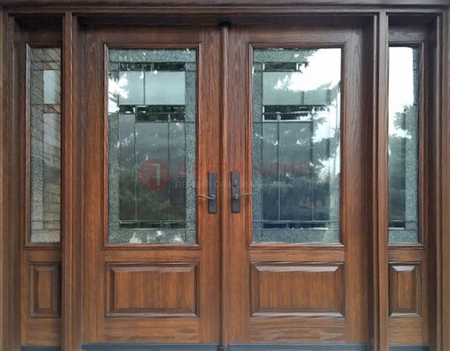 Распашная стальная дверь с массивом с витражом и фрамугами ВЖ-21 в Сертолово