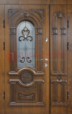Коричневая двухстворчатая железная дверь с МДФ и витражом ВЖ-32 в Сертолово