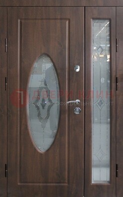 Коричневая двухстворчатая железная дверь с МДФ и витражом ВЖ-33 в Сертолово