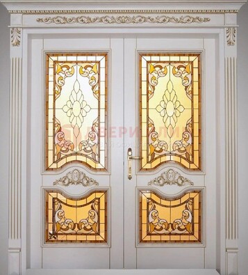 Белая металлическая дверь с витражом и отделкой массив ВЖ-4 в Санкт-Петербурге